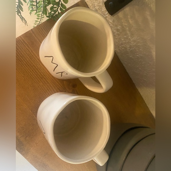 Rae Dunn set of Mr & Mrs coffee mugs - Picture 4 of 5